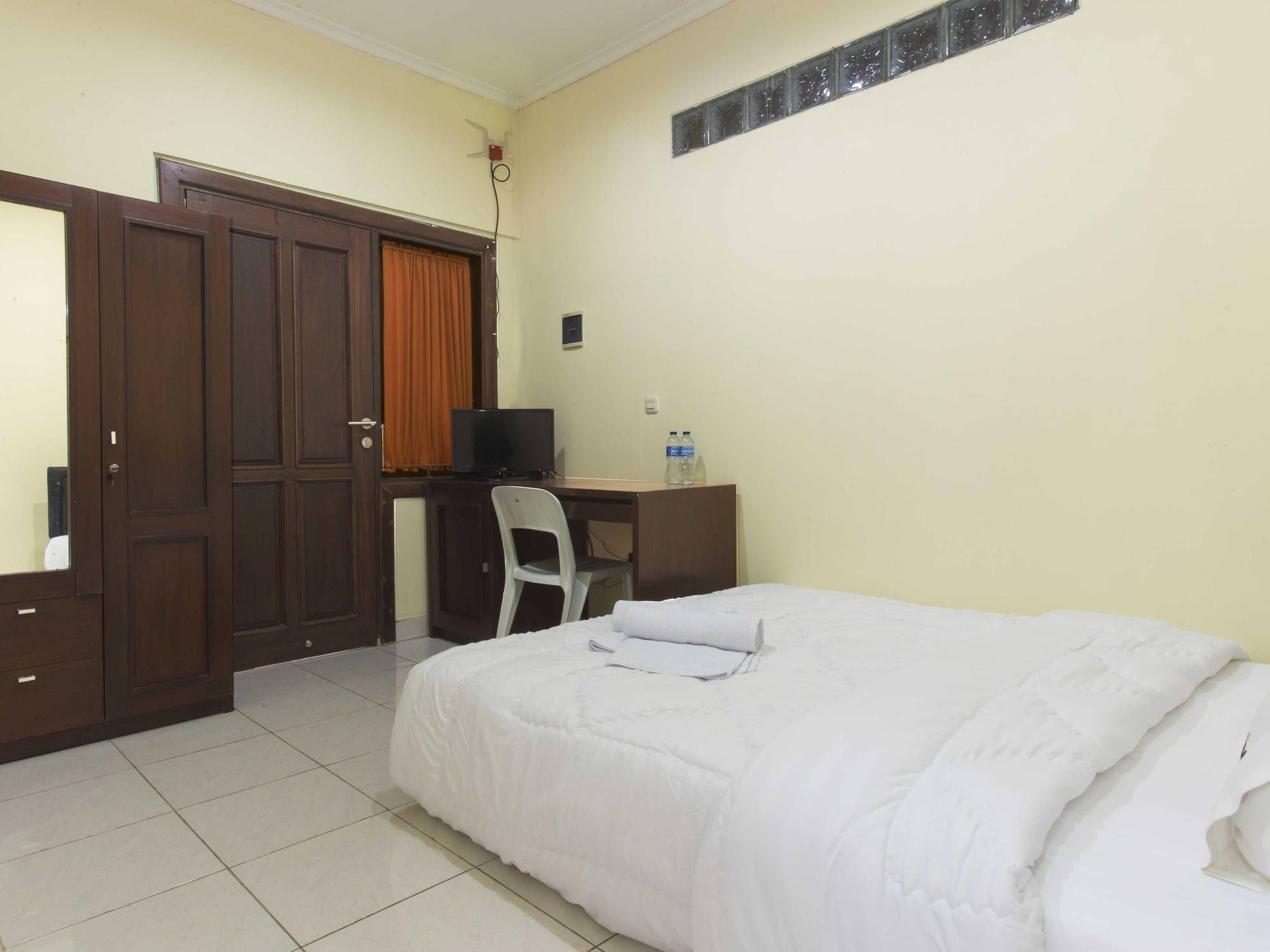 Hotel Reddoorz Near Mall Taman Anggrek 2*